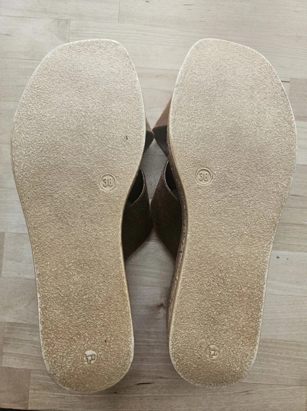 LOTTINI Suede Cross Band Wedge Womens Brown/Tan Sandal Gold Buckle Size 7 Summer